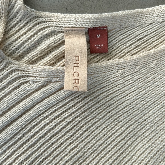 Pilcro- made in Italy soft knit sleeveless sweater. - Picture 2 of 3